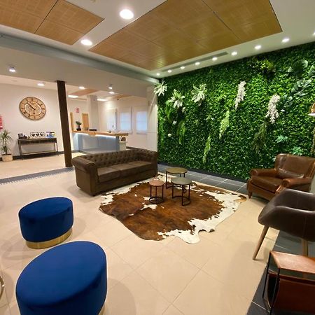 Hotel Camino Real Dueñas Dış mekan fotoğraf
