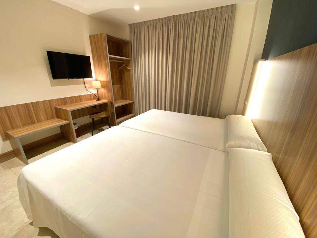 Hotel Camino Real Dueñas Dış mekan fotoğraf
