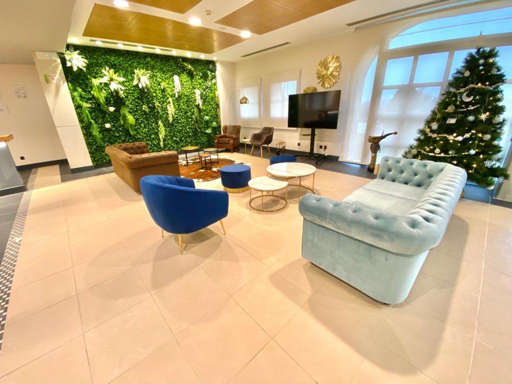 Hotel Camino Real Dueñas Dış mekan fotoğraf