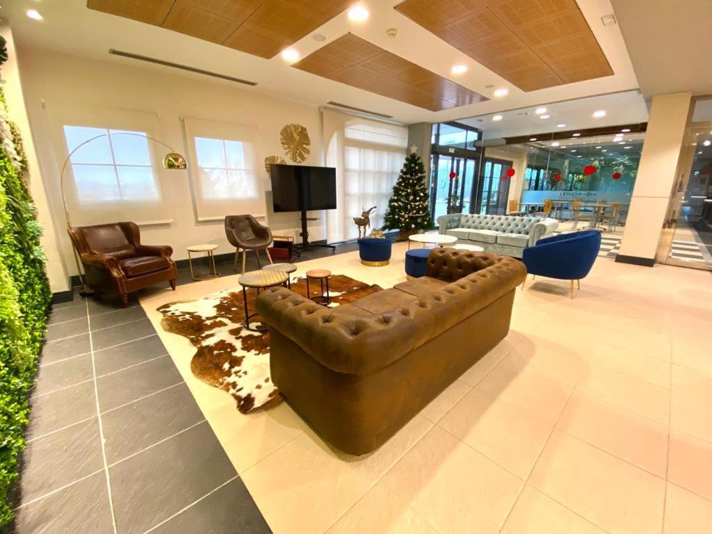 Hotel Camino Real Dueñas Dış mekan fotoğraf