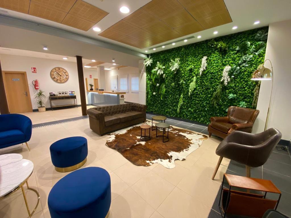 Hotel Camino Real Dueñas Dış mekan fotoğraf