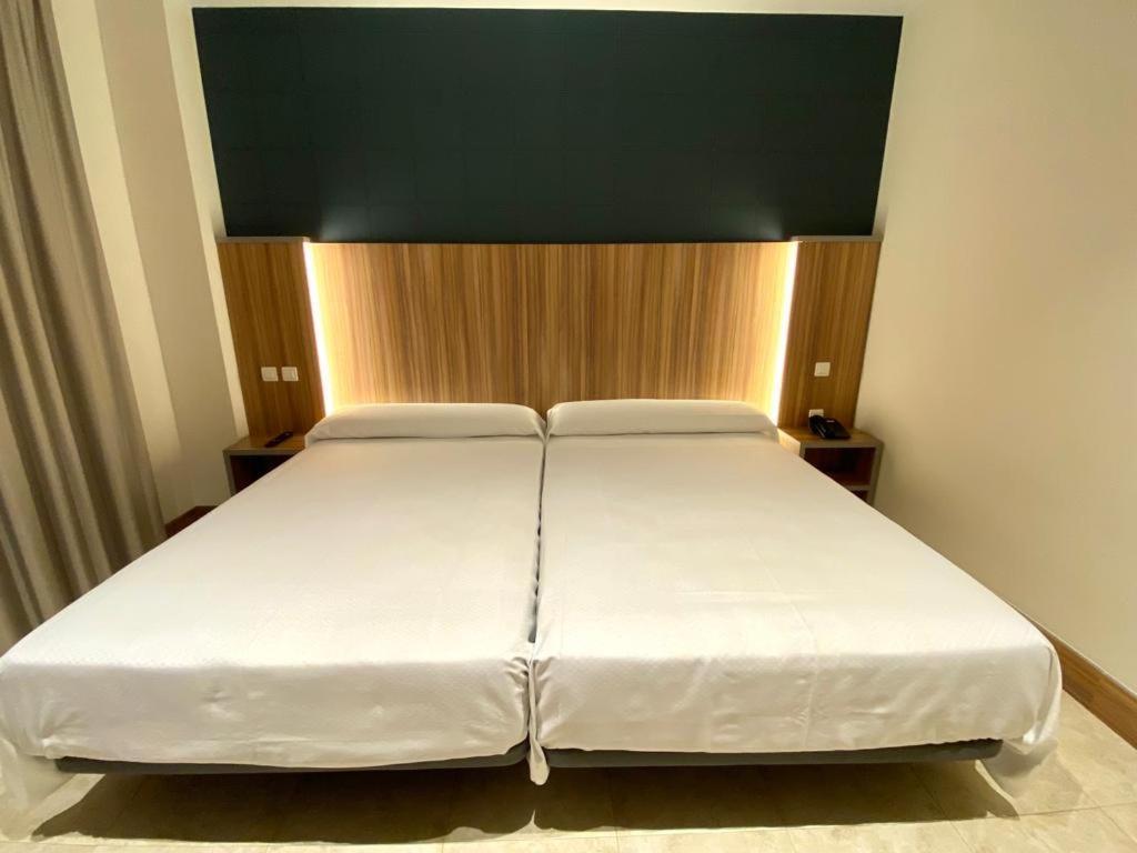 Hotel Camino Real Dueñas Dış mekan fotoğraf