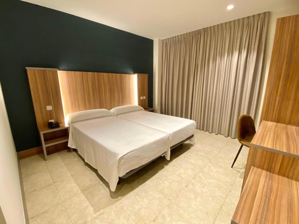 Hotel Camino Real Dueñas Dış mekan fotoğraf
