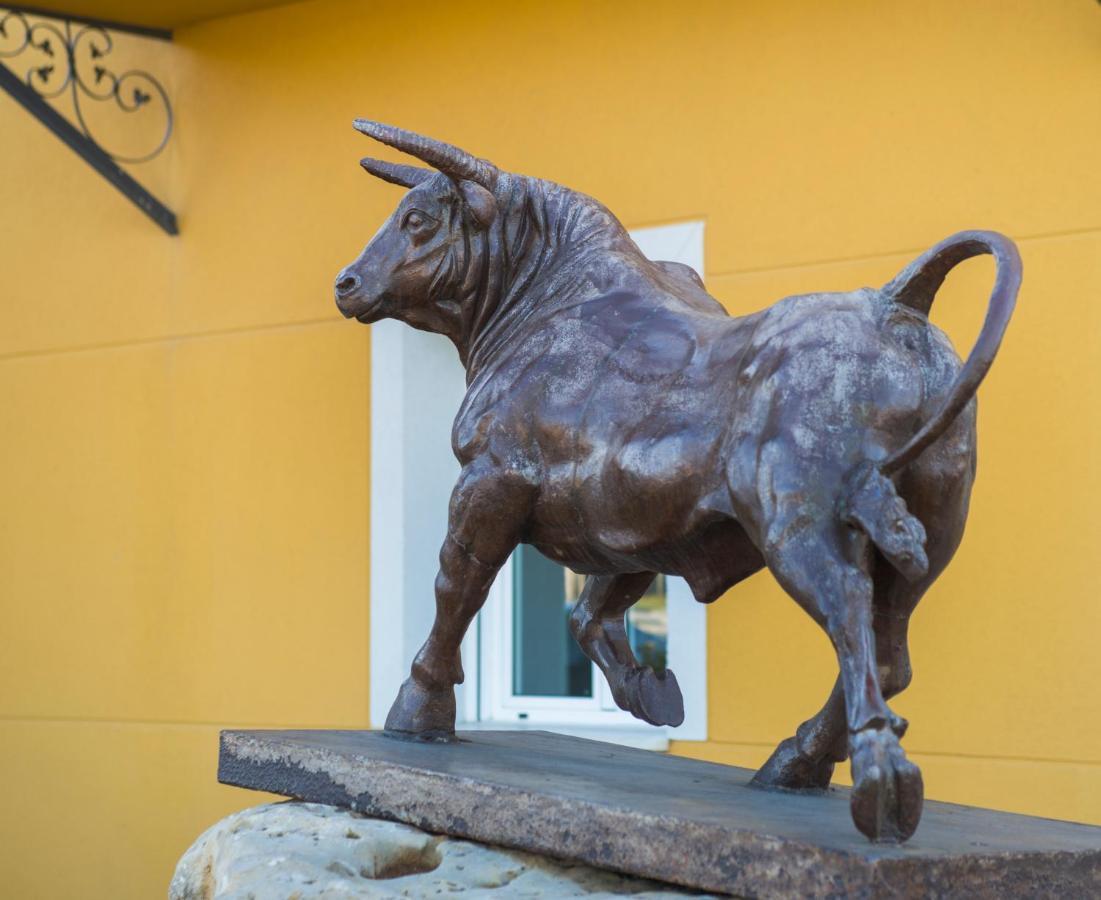 Hotel Camino Real Dueñas Dış mekan fotoğraf