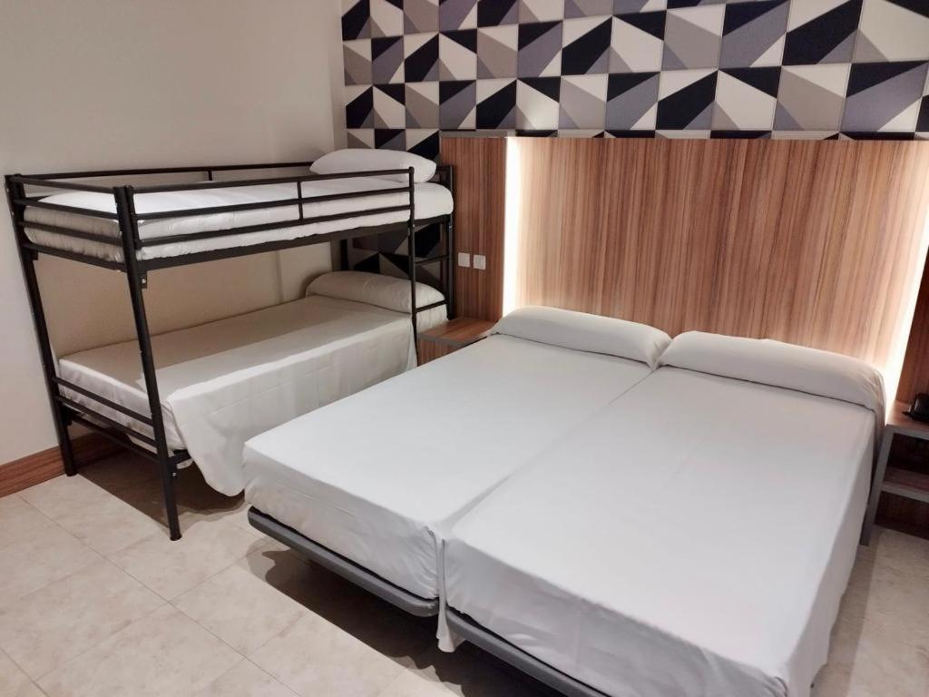 Hotel Camino Real Dueñas Dış mekan fotoğraf