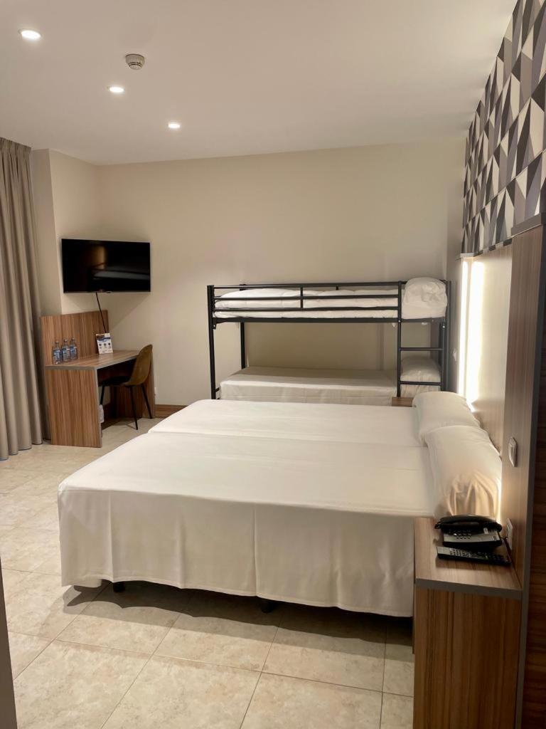 Hotel Camino Real Dueñas Dış mekan fotoğraf